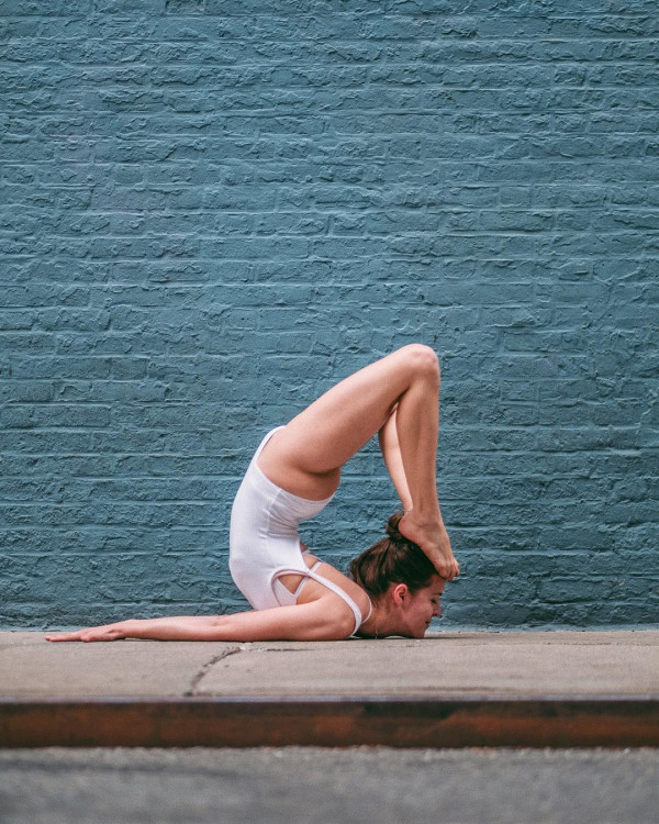 Sara Ticha - tín đồ thực hiện bộ ảnh Yoga đẹp ở thành phố New York